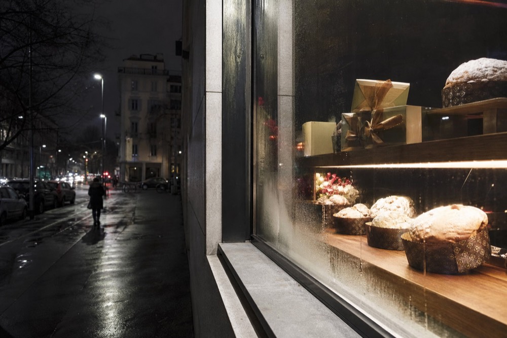 Window display of a Milanese bakery with pastries and panettone